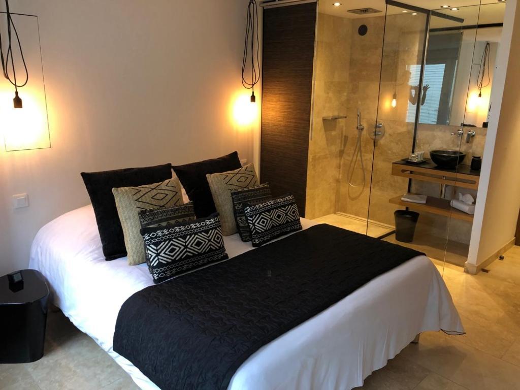Hotel Aux 13 Arches Portbail Zimmer foto