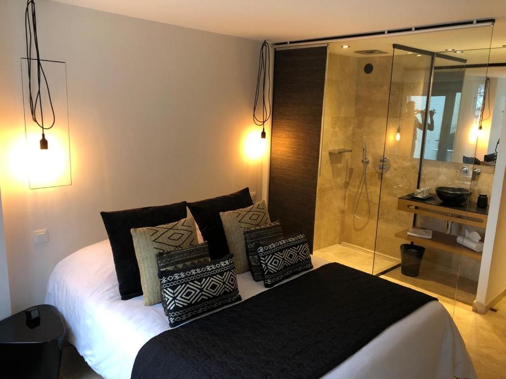 Hotel Aux 13 Arches Portbail Zimmer foto