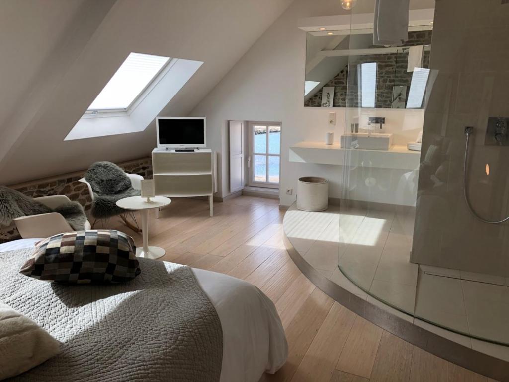 Hotel Aux 13 Arches Portbail Zimmer foto